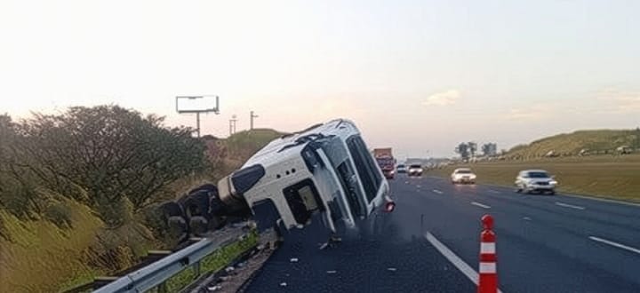 Caminhão cai em ribanceira na Bandeirantes